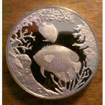 STUNNING QUEEN ANGEL FISH 20 CROWN SILVER PROOF COIN DATED 1999 TURKS & CAICOS