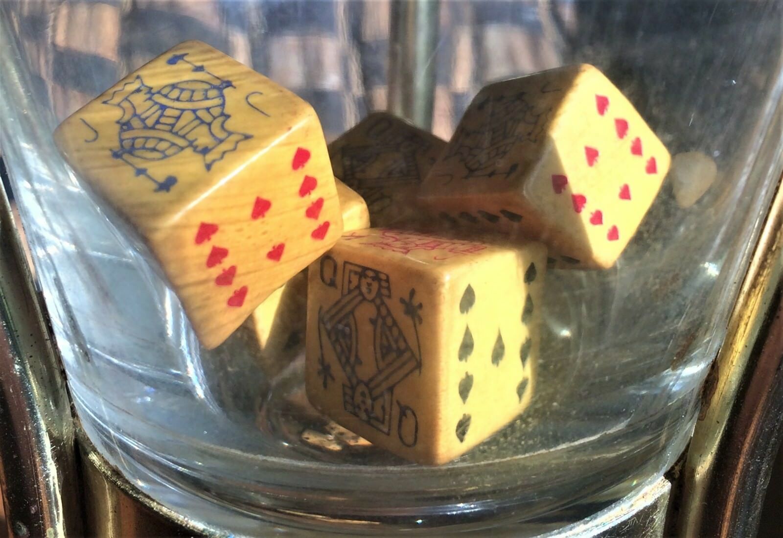 UNUSUAL BAKELITE POKER DICE SET 5 + 2 in VINTAGE EARLY DOUBLE COMPARTMENT SHAKER