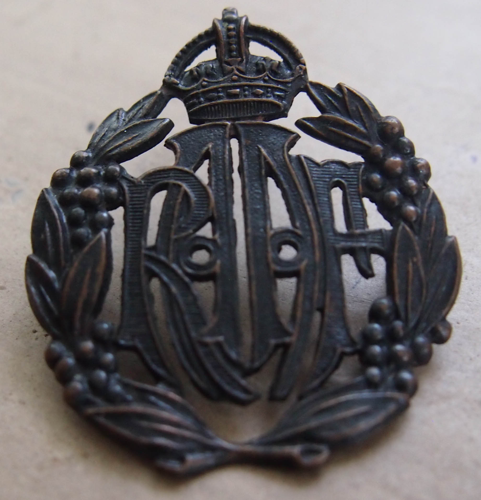 ROYAL AUSTRALIAN AIR FORCE BADGE with CROWN ATOP