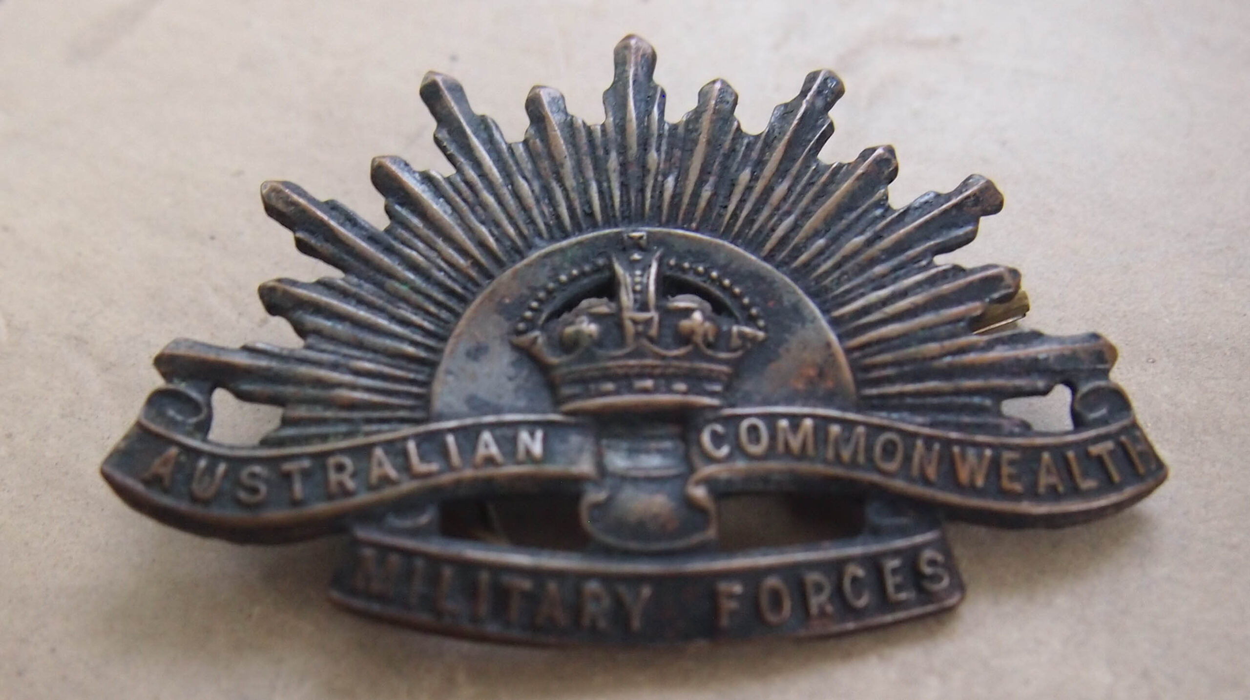 AUSTRALIAN COMMONWEALTH MILITARY FORCES WWII RISING SUN HAT BADGE with DUAL PIN